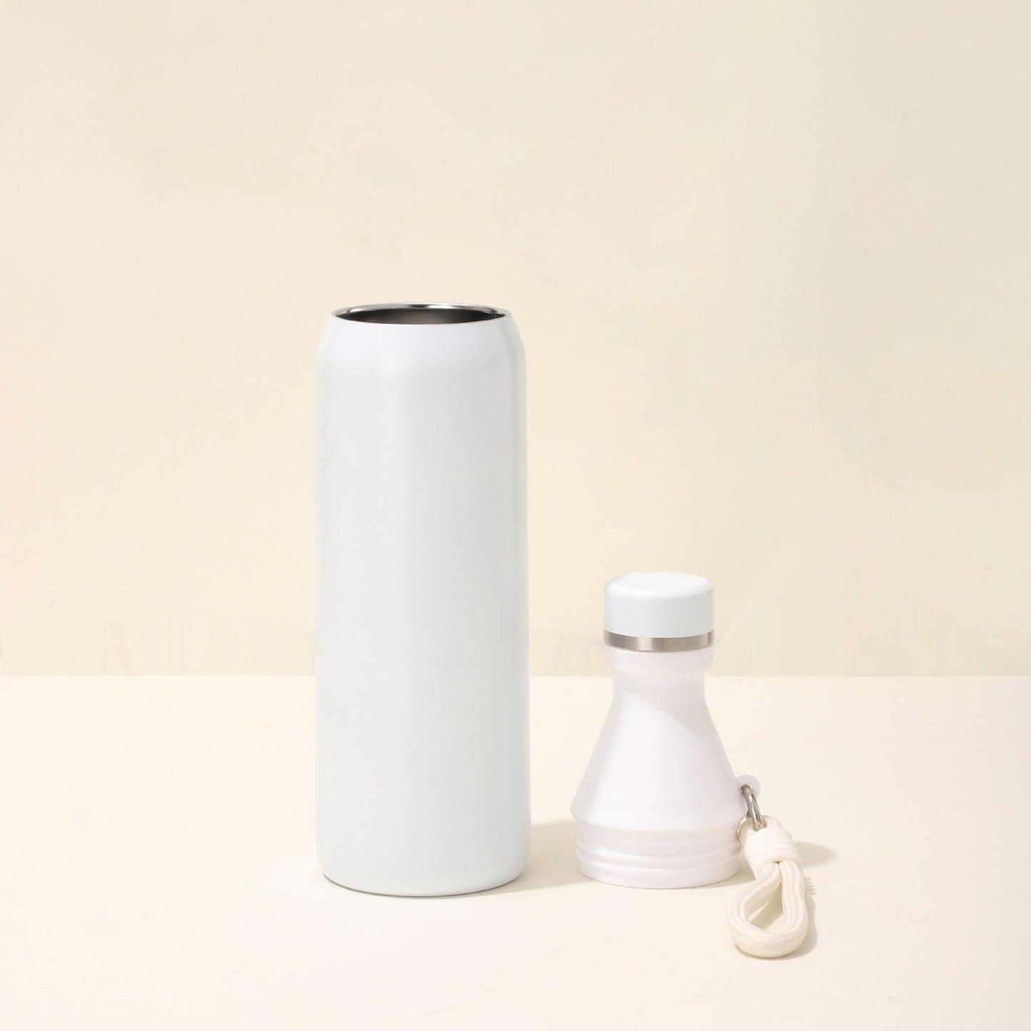 Damen isolierte Wasserflasche mit praktischem Trageband Brehn