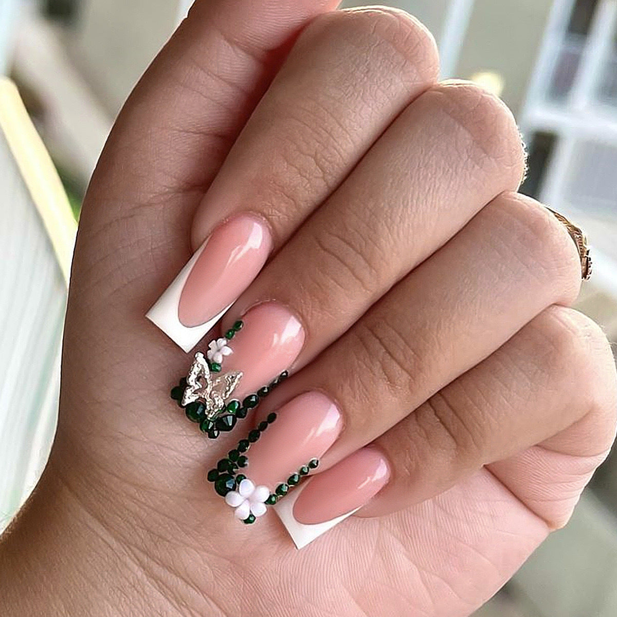 Kunstnagelset mit ansprechenden 3D-Verzierungen Brehn