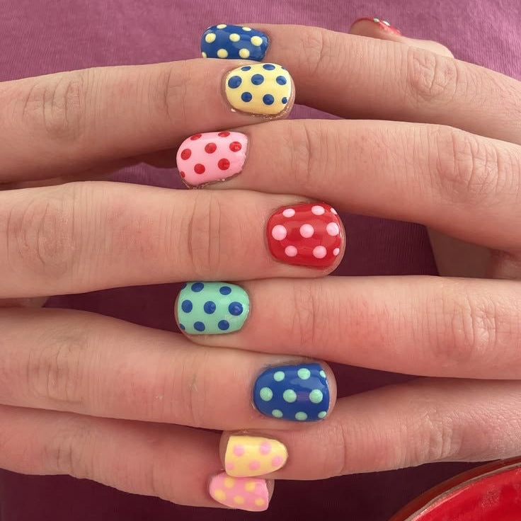 Kunstnagelset mit bunten Punkten und fröhlichen Designs Brehn