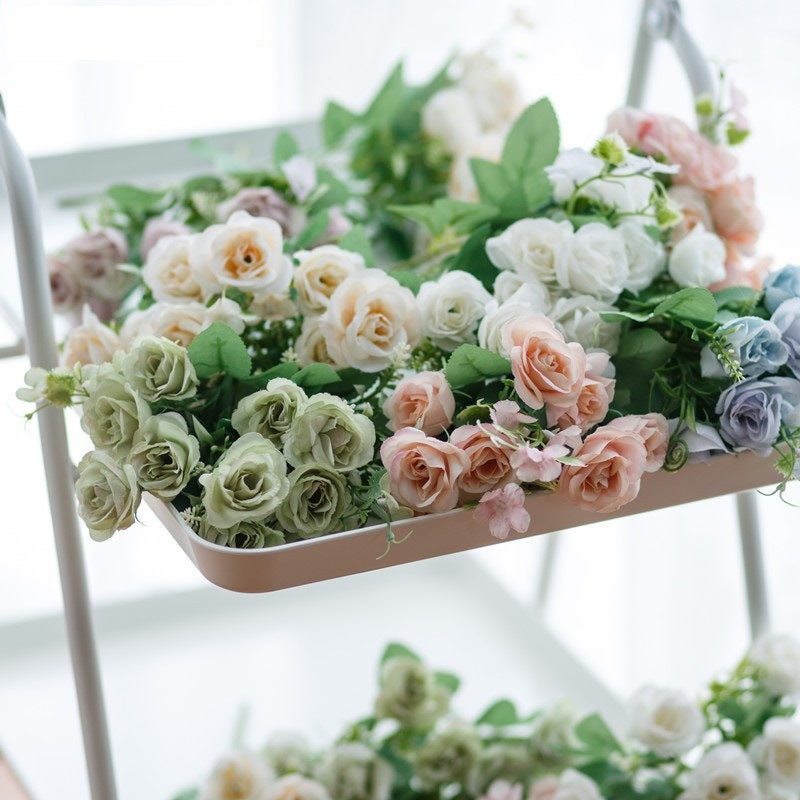 Realistischer künstlicher Rosenstrauß