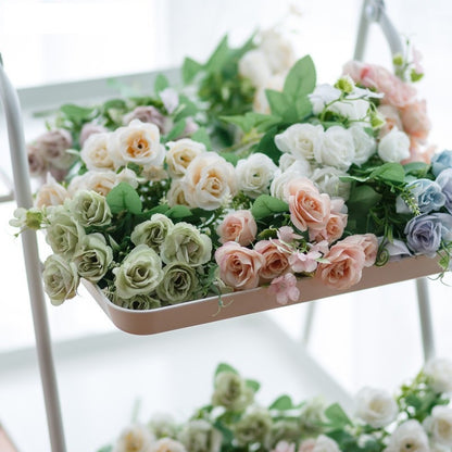 Realistischer künstlicher Rosenstrauß