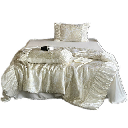 Bettgarnitur aus Satin-Jacquard mit gerafftem Volant und edlen Kissenbezügen