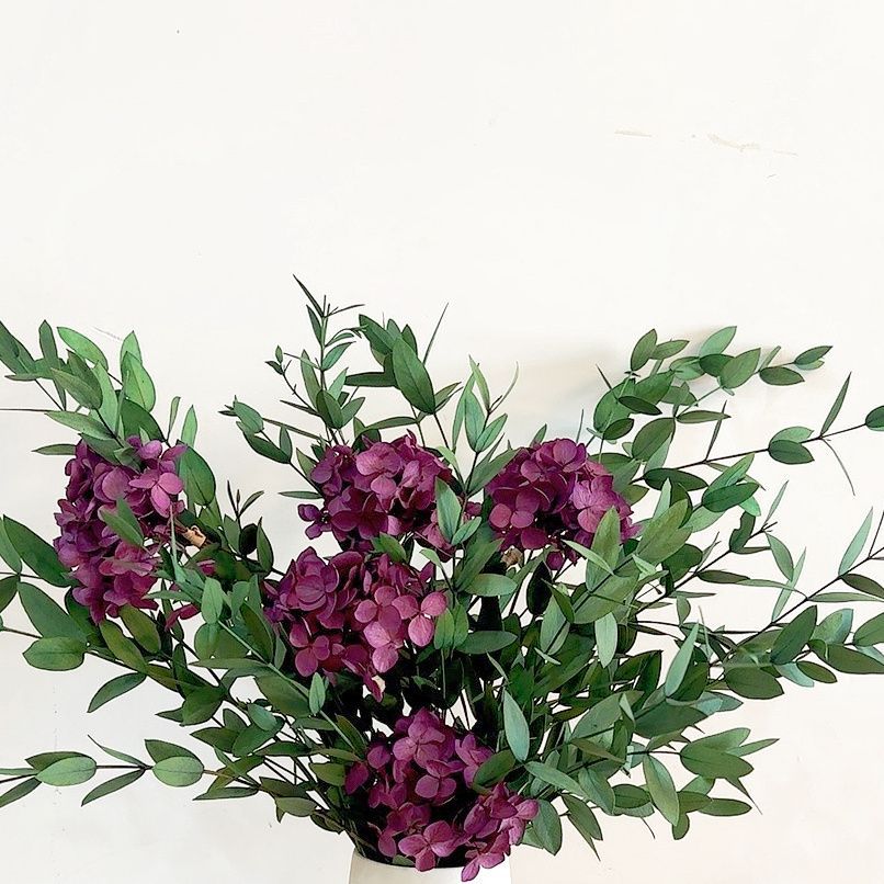 Lebensechter Blumenstrauß mit grünen Blättern