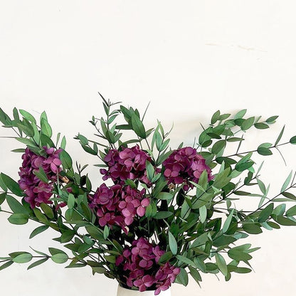 Lebensechter Blumenstrauß mit grünen Blättern