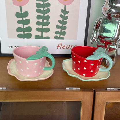 Verspielte Keramiktasse mit geformtem Blätterhenkel, Untertasse und Tulpenlöffel