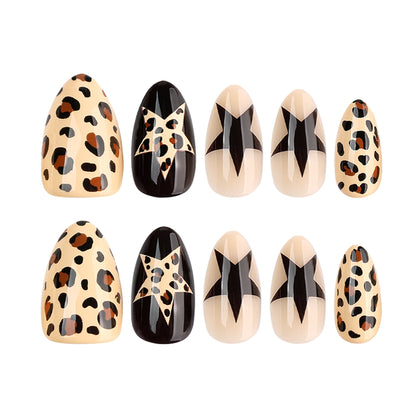 Kunstvolle Nagelverlängerungen mit Leoparden- und Sternen-Design Brehn