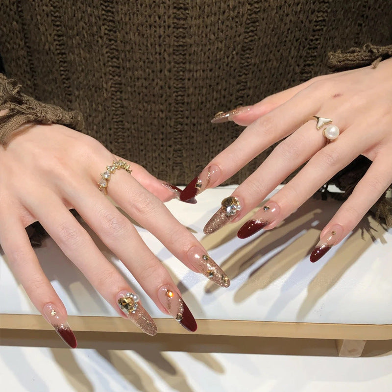 Kunstnagelset mit elegantem Glitzerdesign und exklusiven Verzierungen Brehn