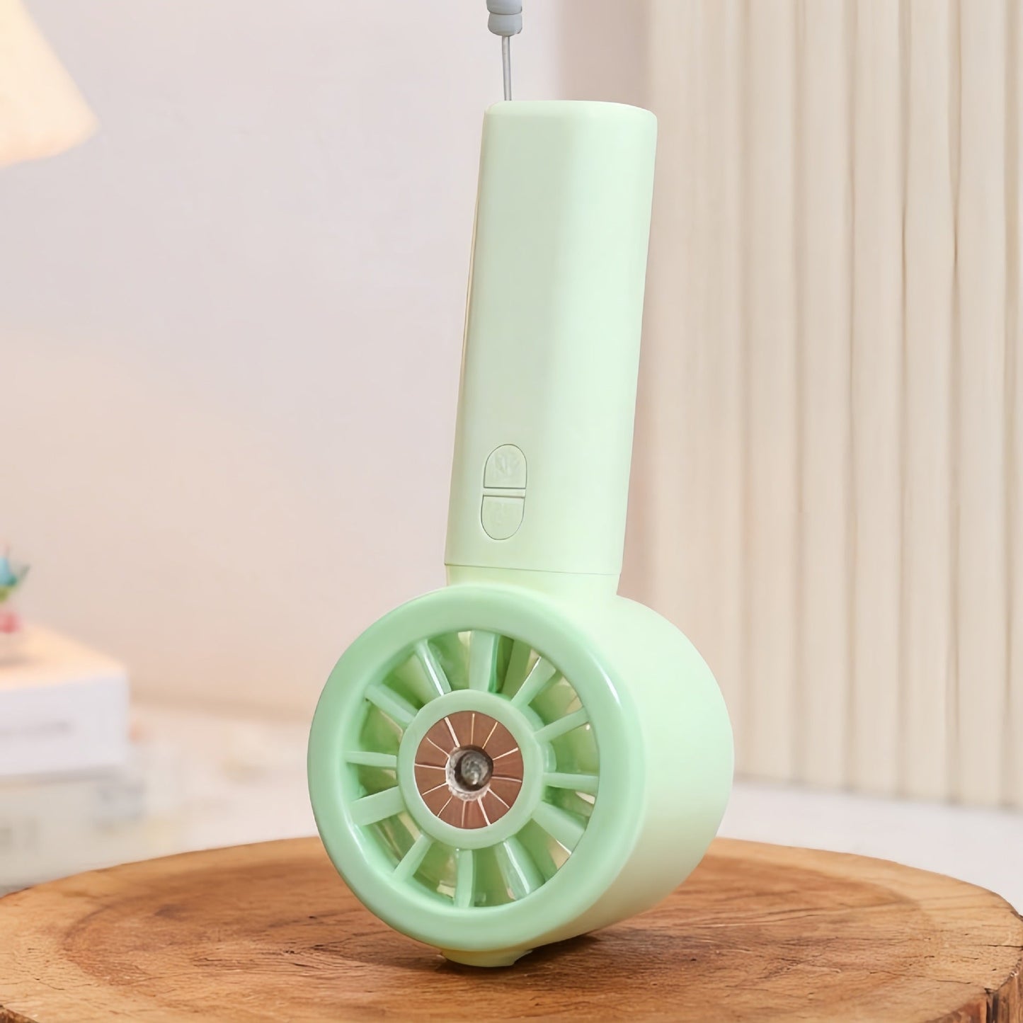 Frauen Tragbarer Mini Nebelventilator mit USB-Anschluss Brehn