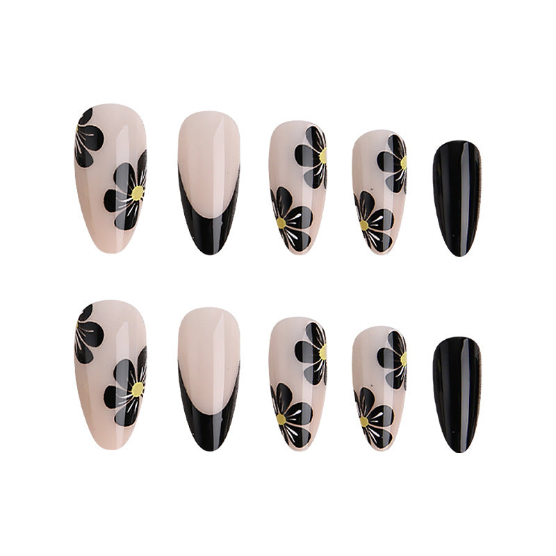 Elegante Nagelspitzen mit floralen Akzenten Brehn