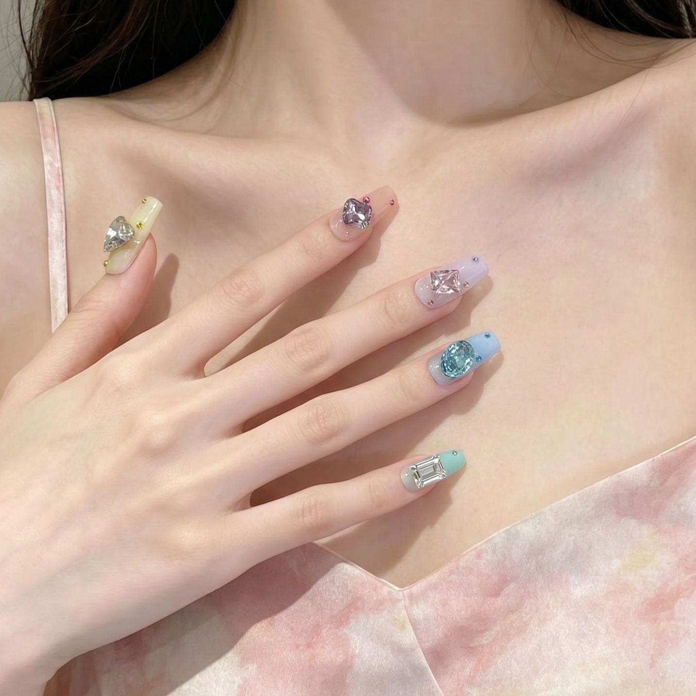 Künstlerisches Press-On-Nagelset mit Edelsteinverzierungen Brehn