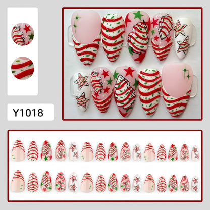 Kunstnägel im festlichen Weihnachtsdesign mit bunten Akzenten Brehn