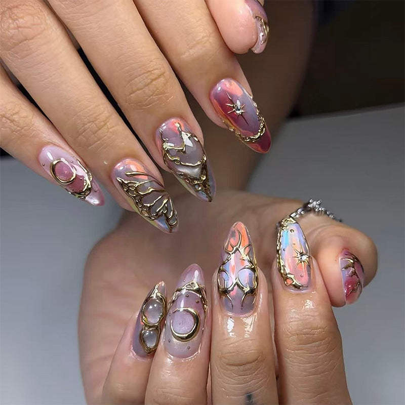 Elegante und kreative Kunstnägel mit metallic Akzenten Brehn