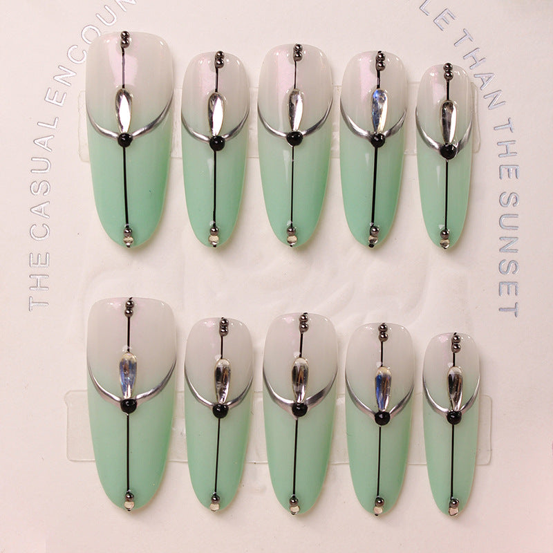 Kunstnagelset mit elegantem Ombre-Effekt und glamourösen Verzierungen Brehn