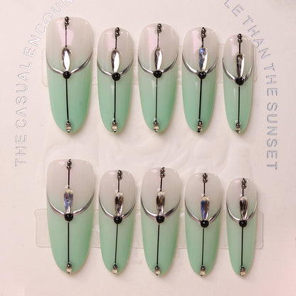 Kunstnagelset mit elegantem Ombre-Effekt und glamourösen Verzierungen Brehn