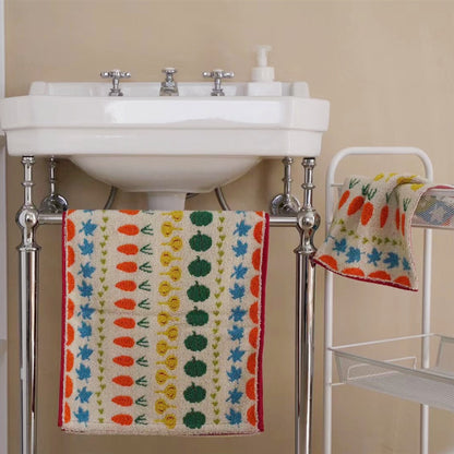 Hochsaugfähiges Frottier-Küchentuch mit fröhlichem Gemüse- und Blumenmotiv