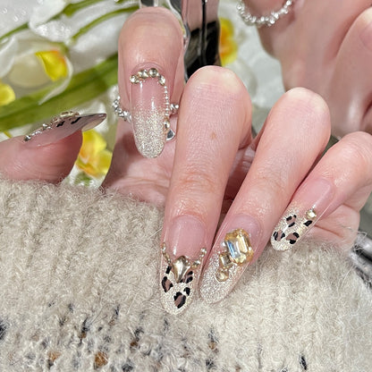 Stylisches Press-On Nagel-Set mit eleganten Glitzerakzenten Brehn