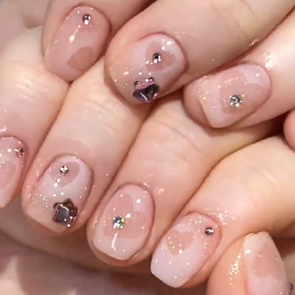 Kunstvolle Nagelkunst mit Glitzer- und Herzmotiven Brehn