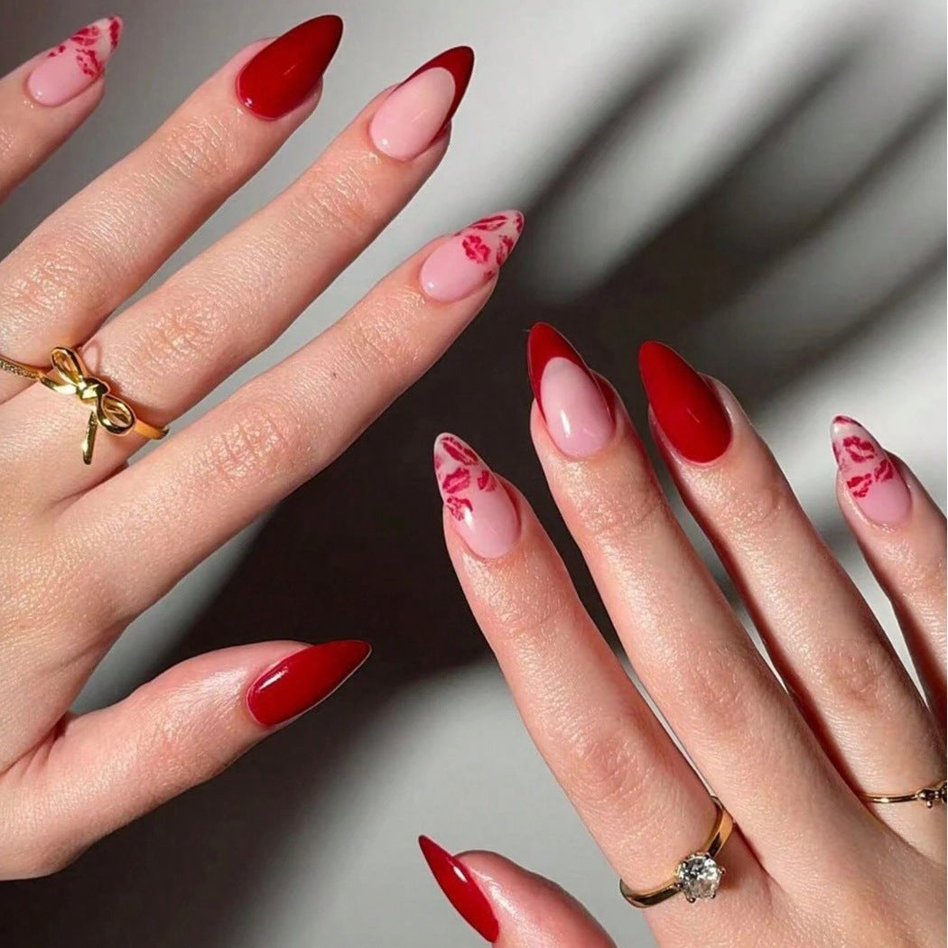 Kunstnagelset mit elegantem Kuss-Motiv und glamourösem Finish Brehn