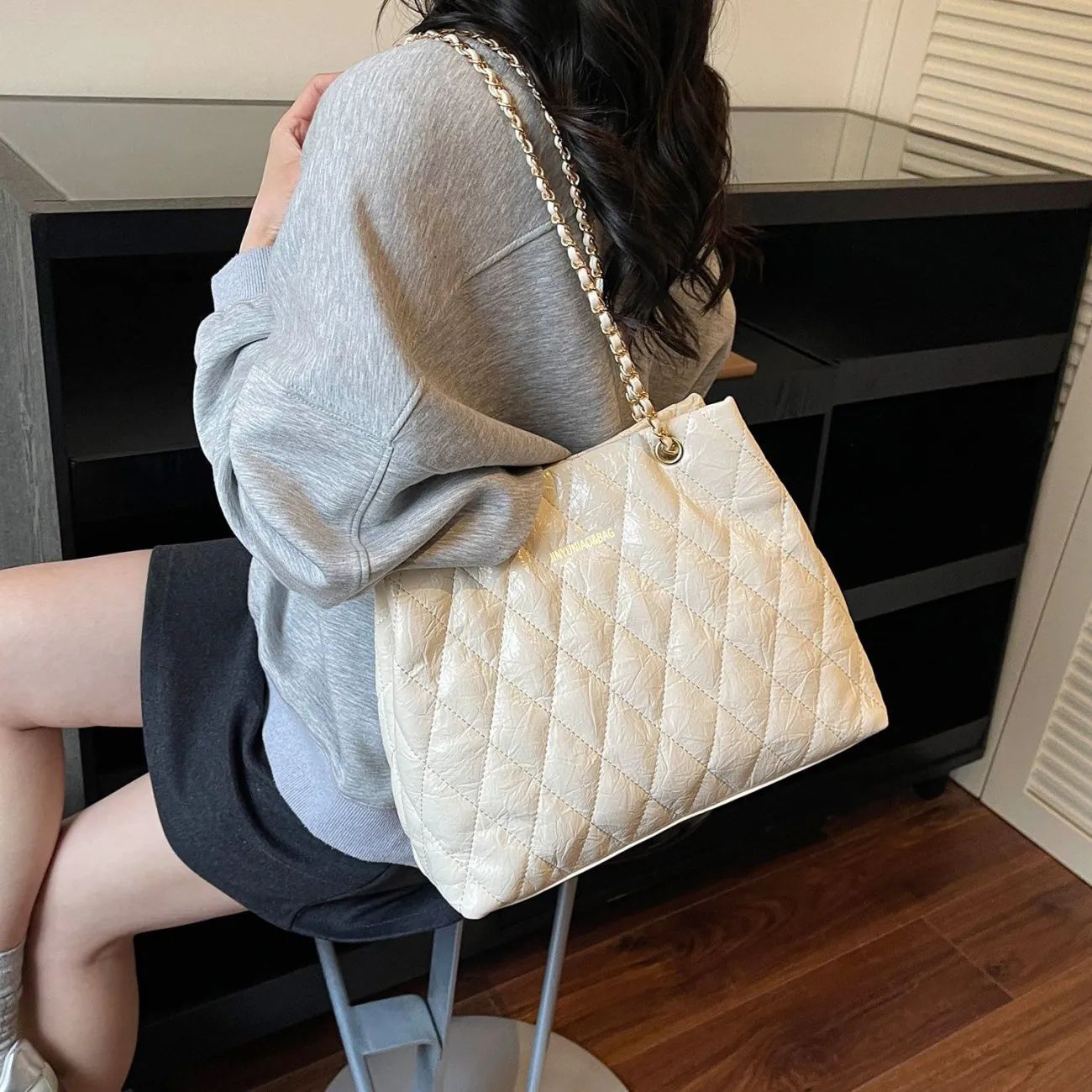 Gepolsterte Tote-Tasche mit Ketten-Details Brehn