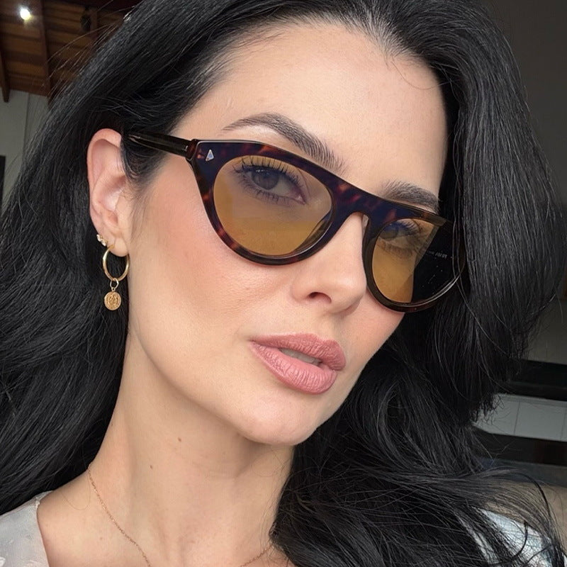 Damen modische Sonnenbrille mit geschwungenem Rahmen und schützendem UV-Filter Brehn