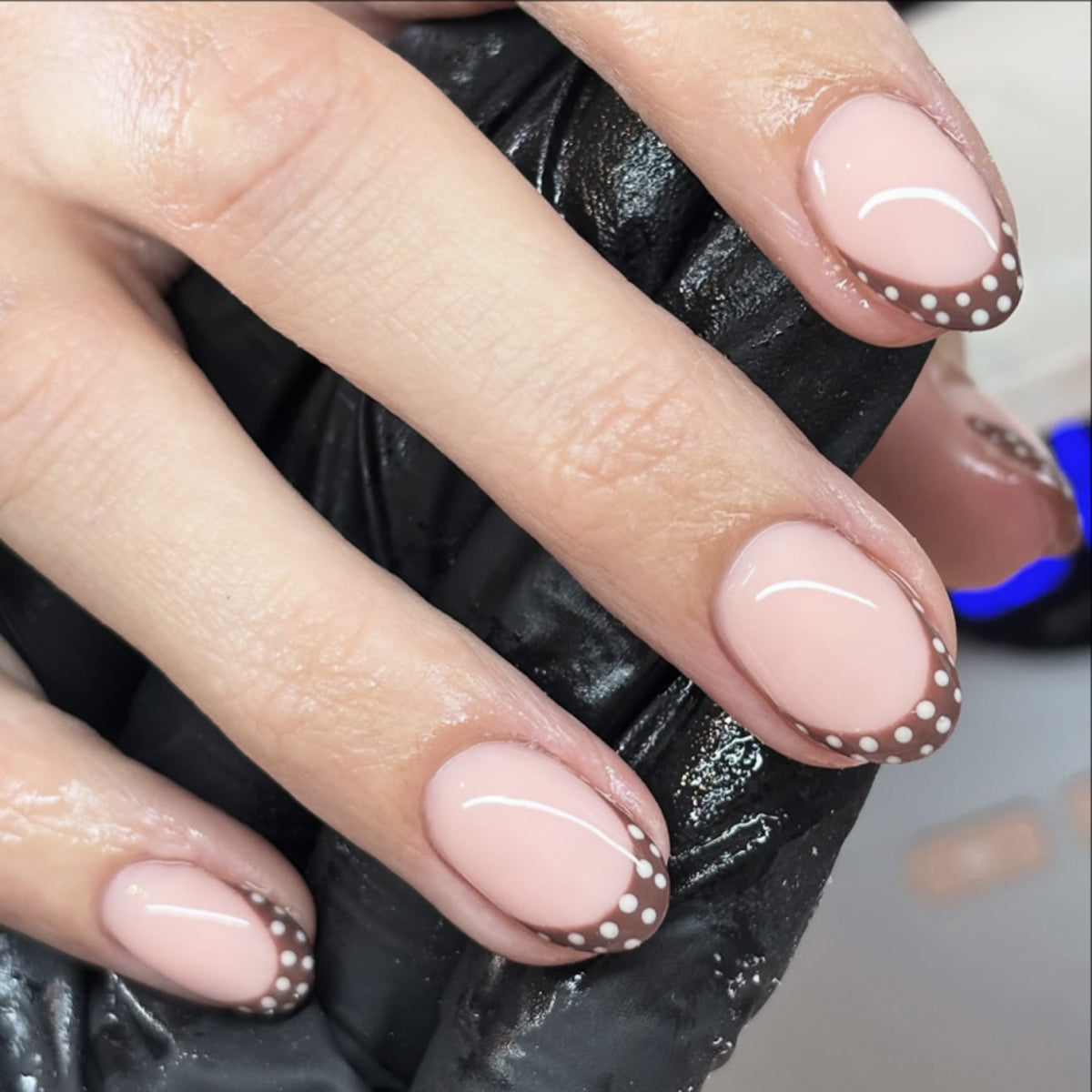 Kunstvolle Nagelgestaltung mit elegantem French-Tip und Akzenten Brehn