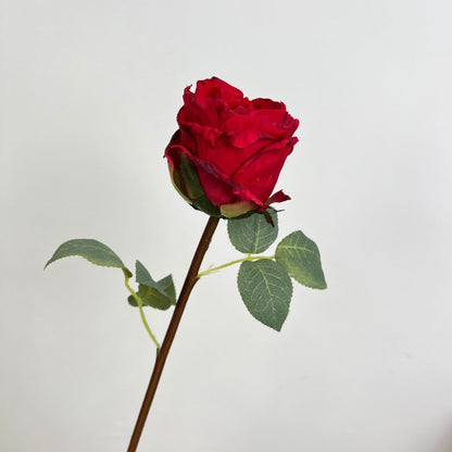 Natürlich aussehende Blumen Dekoration