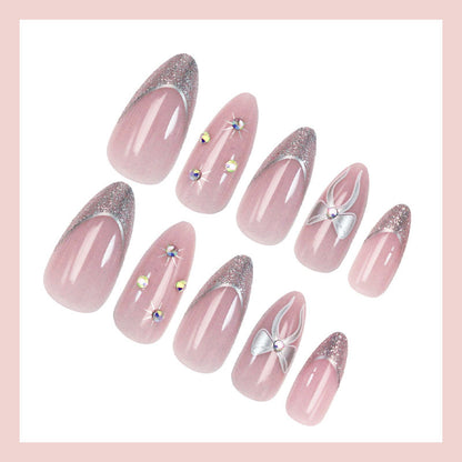 Kunstnagelset mit glamourösen Glitzer- und Blütenakzenten Brehn