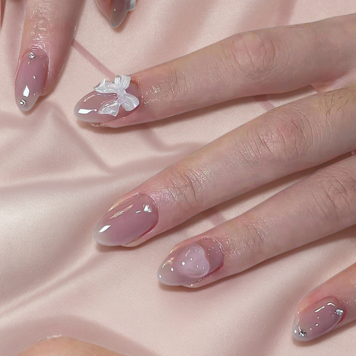 Künstlerisches Press-On Nagelset mit eleganten Schleifenakzenten Brehn