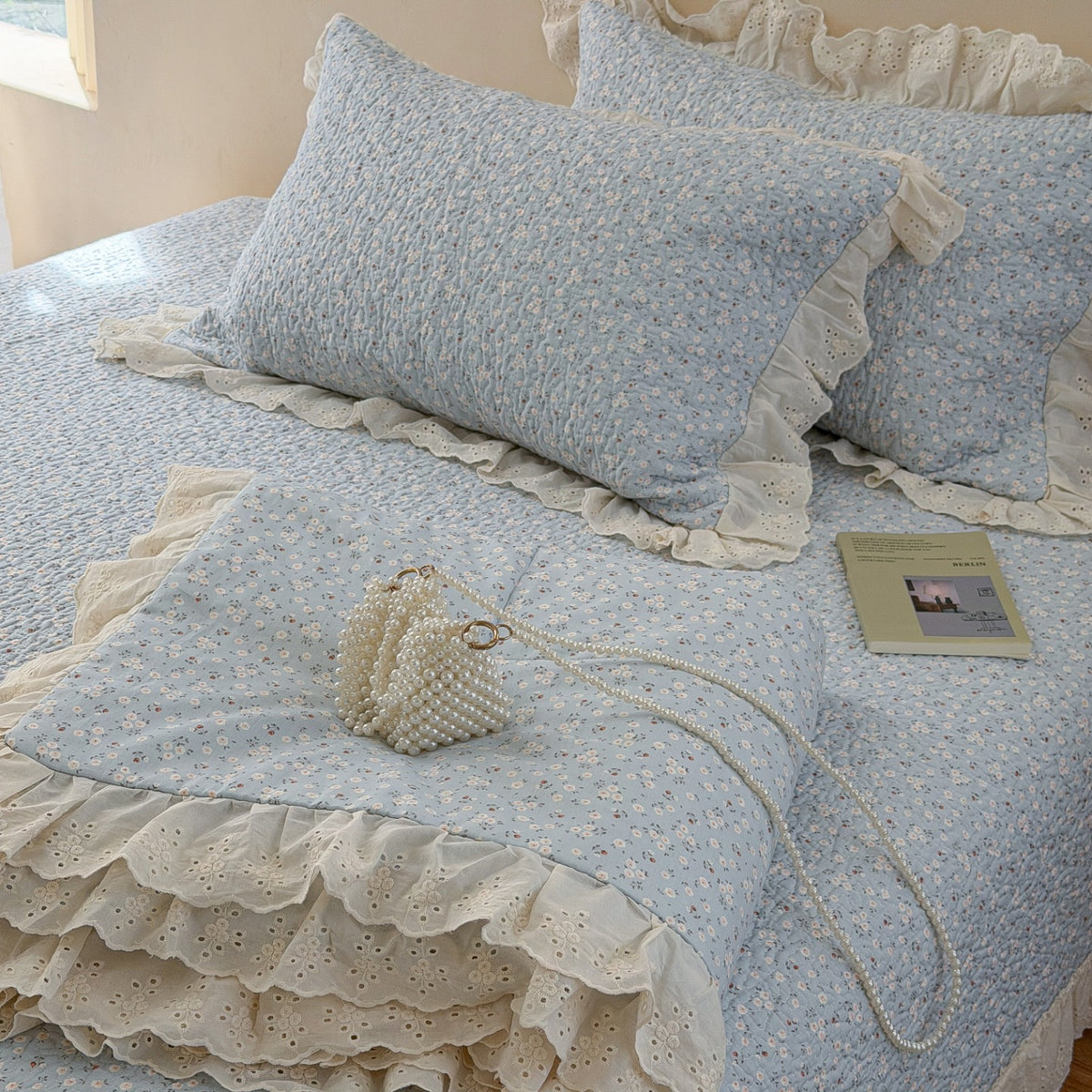 Gesteppte Tagesdecke mit Lochstickerei-Volant und zartem Blumenprint