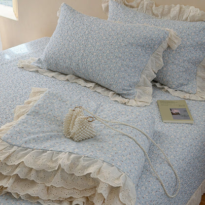 Gesteppte Tagesdecke mit Lochstickerei-Volant und zartem Blumenprint
