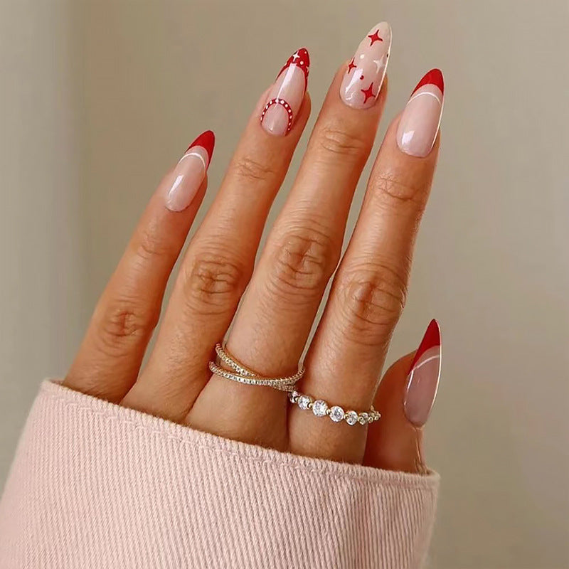 Kunstvolle Nagelspitzen mit Herz-Design Brehn