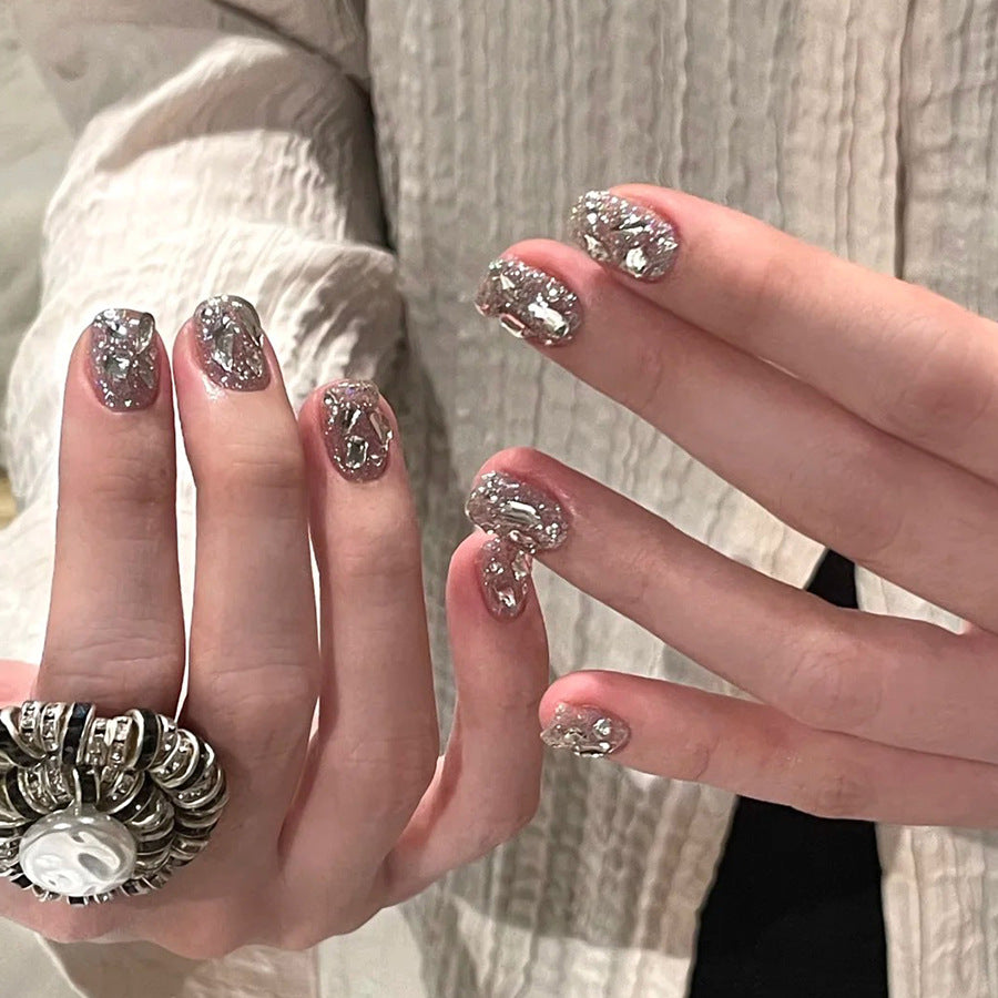 Künstliche Nagelkunst mit glamourösen Glitzerakzenten Brehn