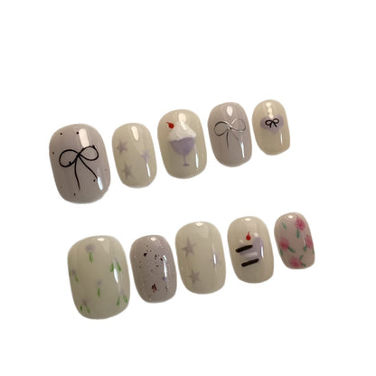Künstlerisches Press-On Nagelkunstkset mit niedlichen Kuchen- und Banddesigns