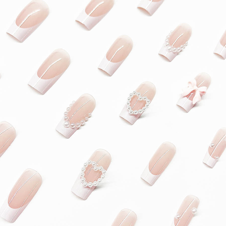 Kunstnagelset mit eleganten 3D-Blüten und Perlverzierungen Brehn