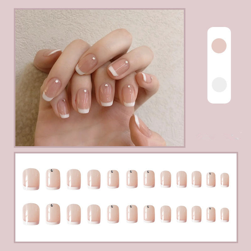 Kunstnägel mit elegantem French Tip und Strassakzenten Brehn
