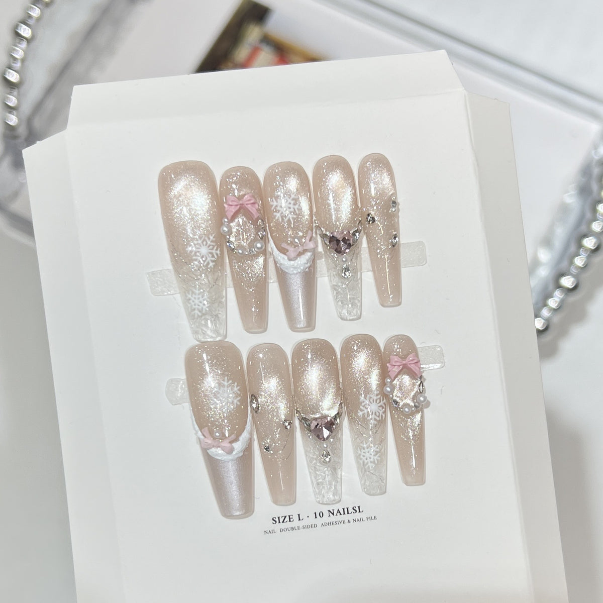 Dekorativer Stiletto Press-On Nagelset mit Strass- und Glitzerakzenten Brehn