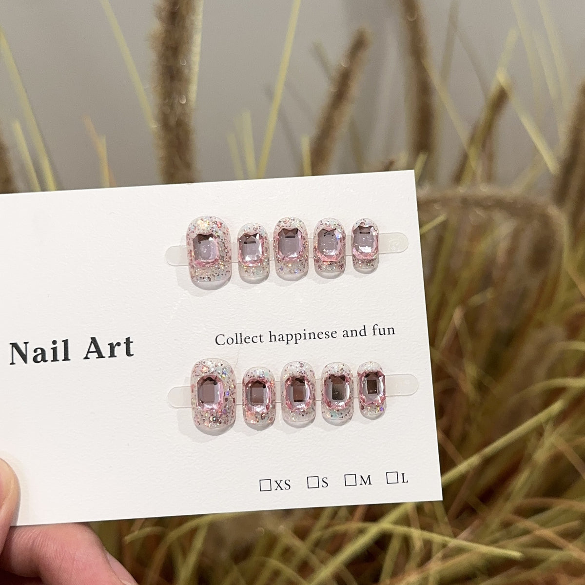 Dekorativer Press-On Nagelkunstset mit glitzernden Akzenten