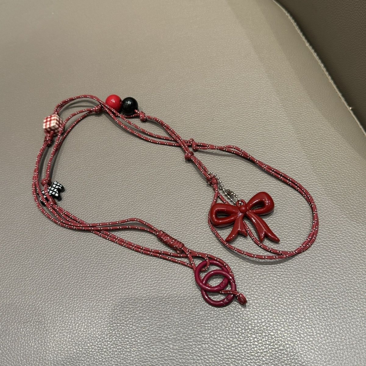 Verspielter Perlen Charm Brillenhalter Brehn