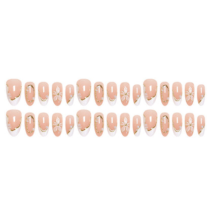 Kunstvolle Nagelspitzen mit elegantem Perlendesign Brehn