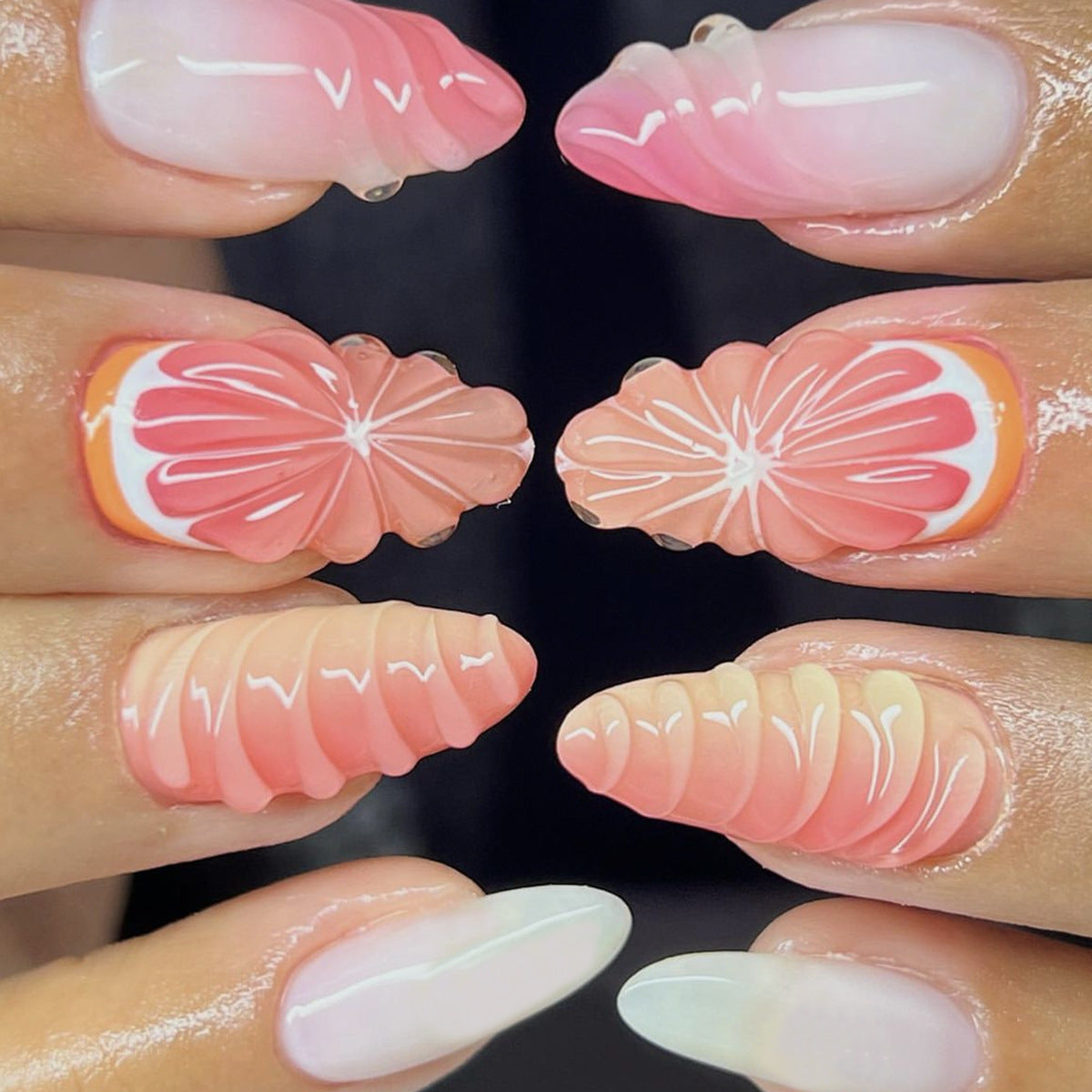 Kreatives Nagelset mit sanften Ombre-Effekten und eleganten Verzierungselementen Brehn