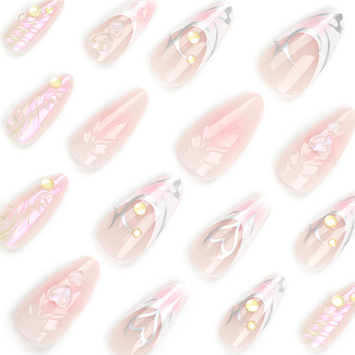 Kunstvolle Nagelverlängerungen mit zweidimensionalem Design und Glitzerakzenten Brehn