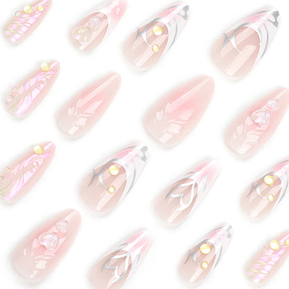 Kunstvolle Nagelverlängerungen mit zweidimensionalem Design und Glitzerakzenten Brehn