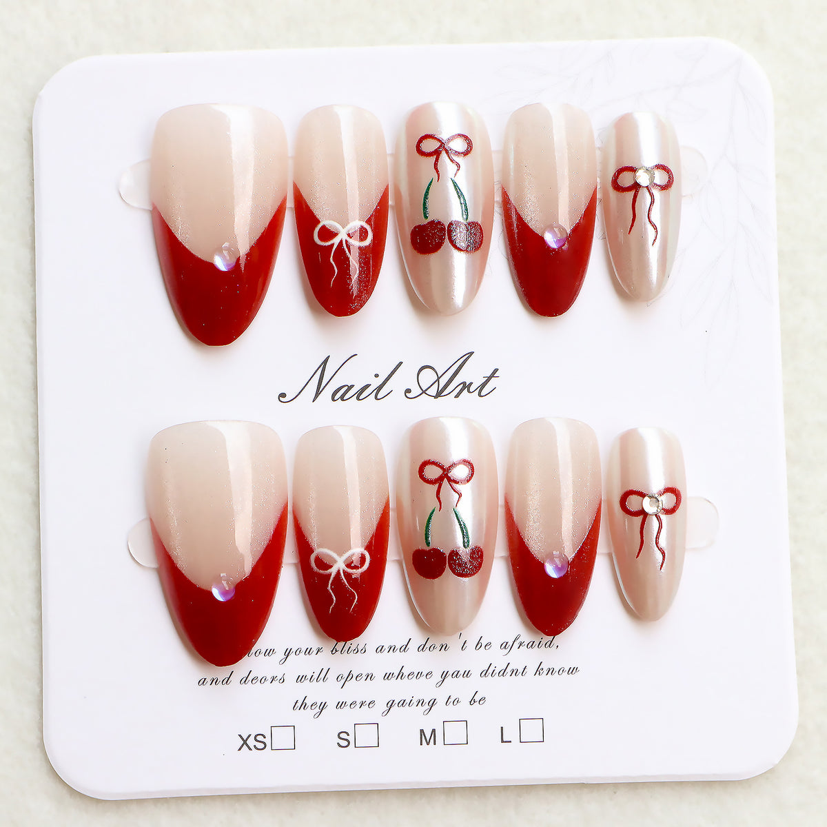 Künstlerisches Press-On-Nagelset mit Kirsch- und Schleifendessin Brehn