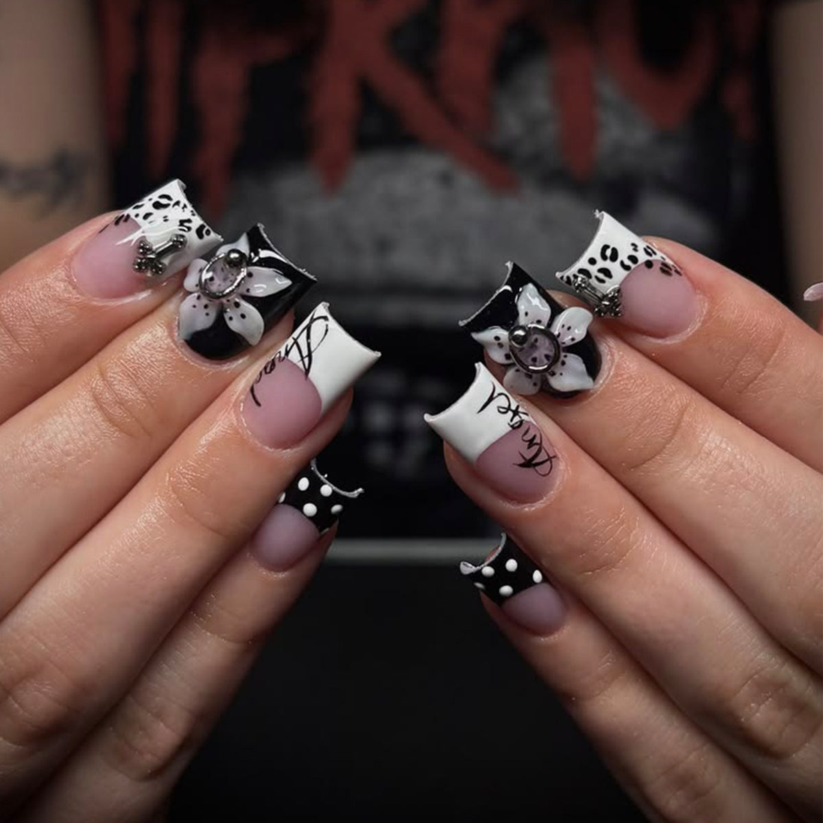 Kunstvolle Nagelverlängerungen mit elegantem Schwarz-Weiß Design Brehn