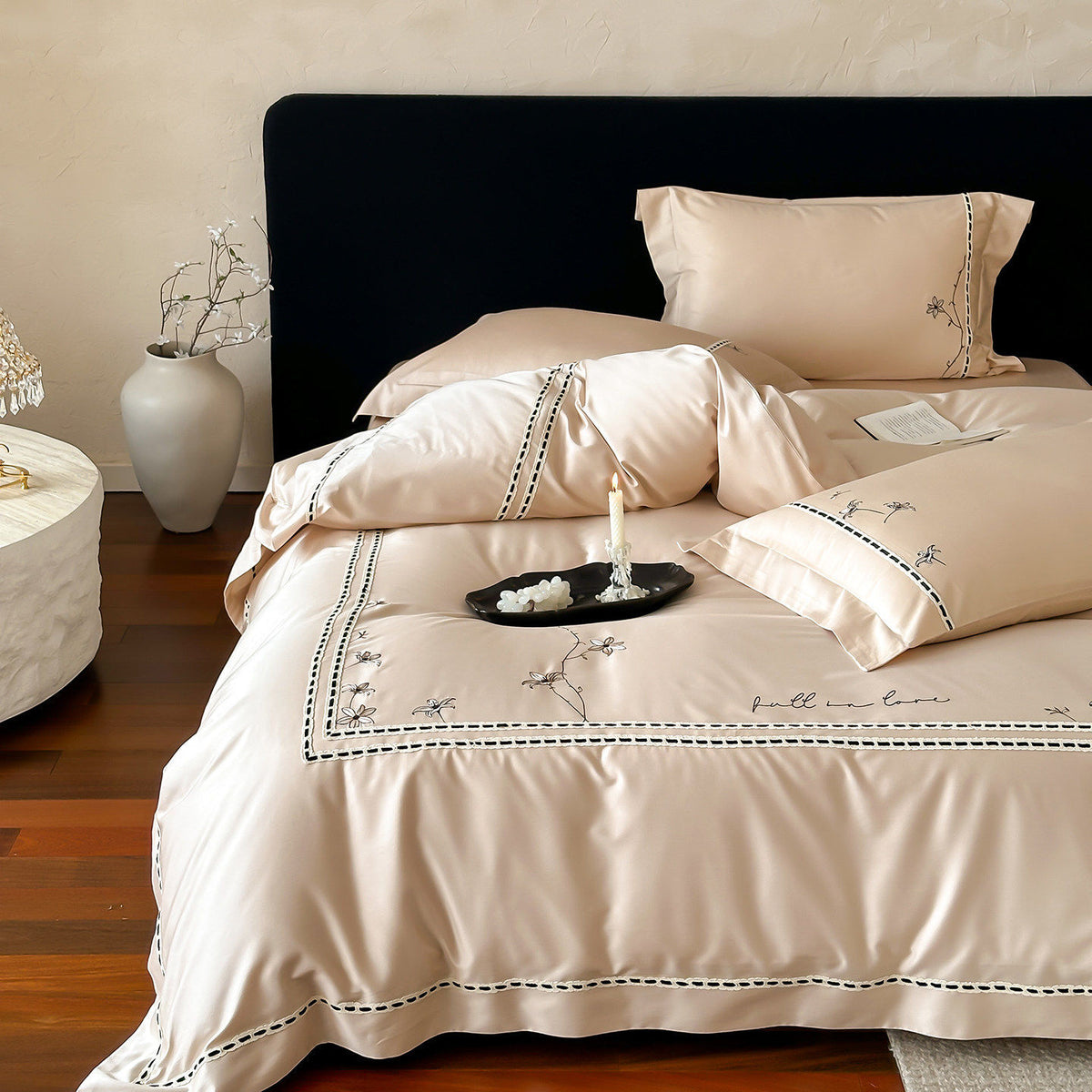 Besticktes Luxus-Satin-Bettbezug-Set mit dekorativen Kissenbezügen