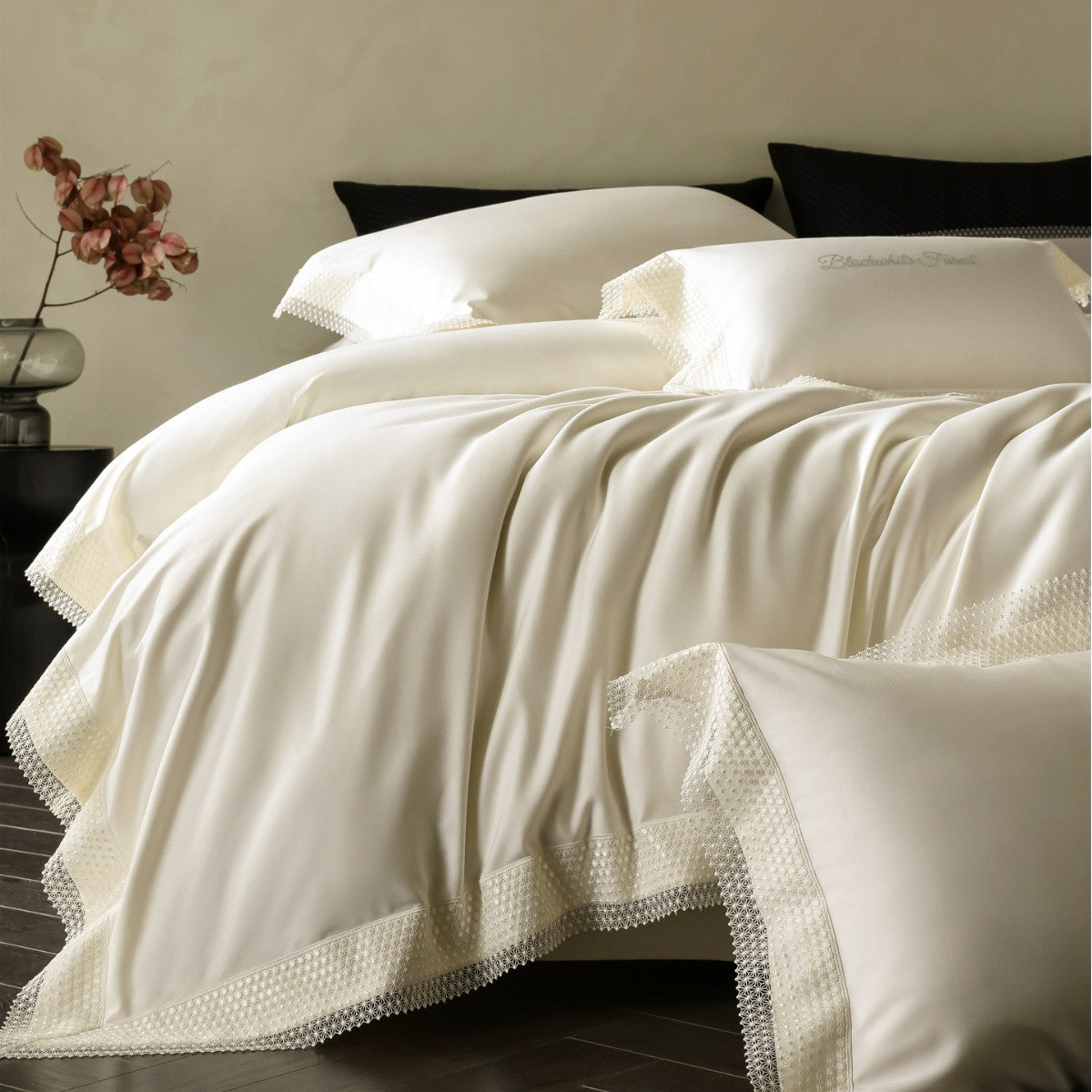 Seidiger Satin Bettwäsche und Euro Kissenbezug Set mit geometrischer Spitzenbordüre
