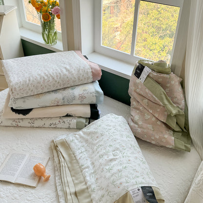 Geknöpftes Blumen-Rüsch-Bettüberwurf-Set mit wendbarem Leichtquilt und dekorativen Kissenbezügen