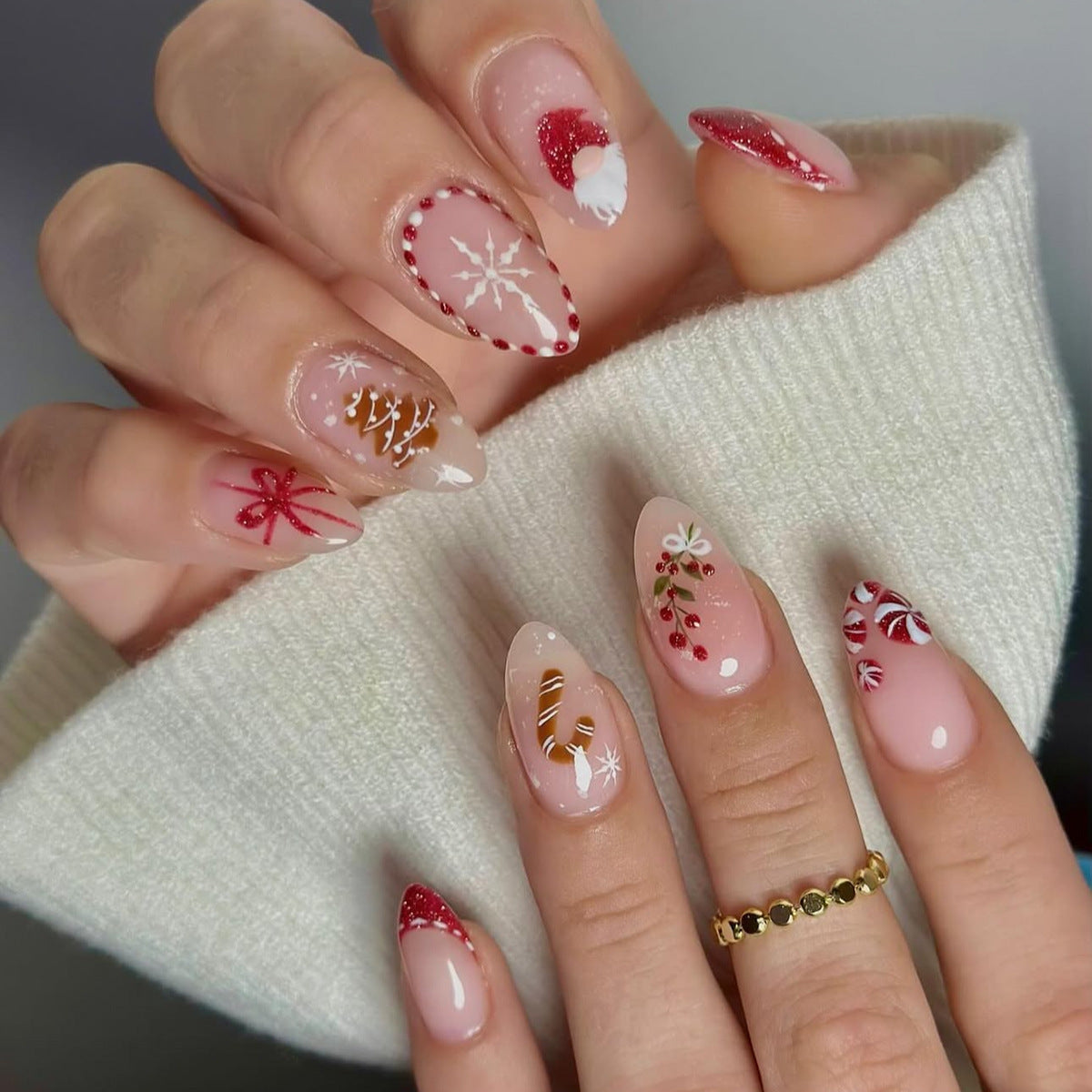 Kunstnagelset mit festlichen Motiven und Glitzerakzenten Brehn