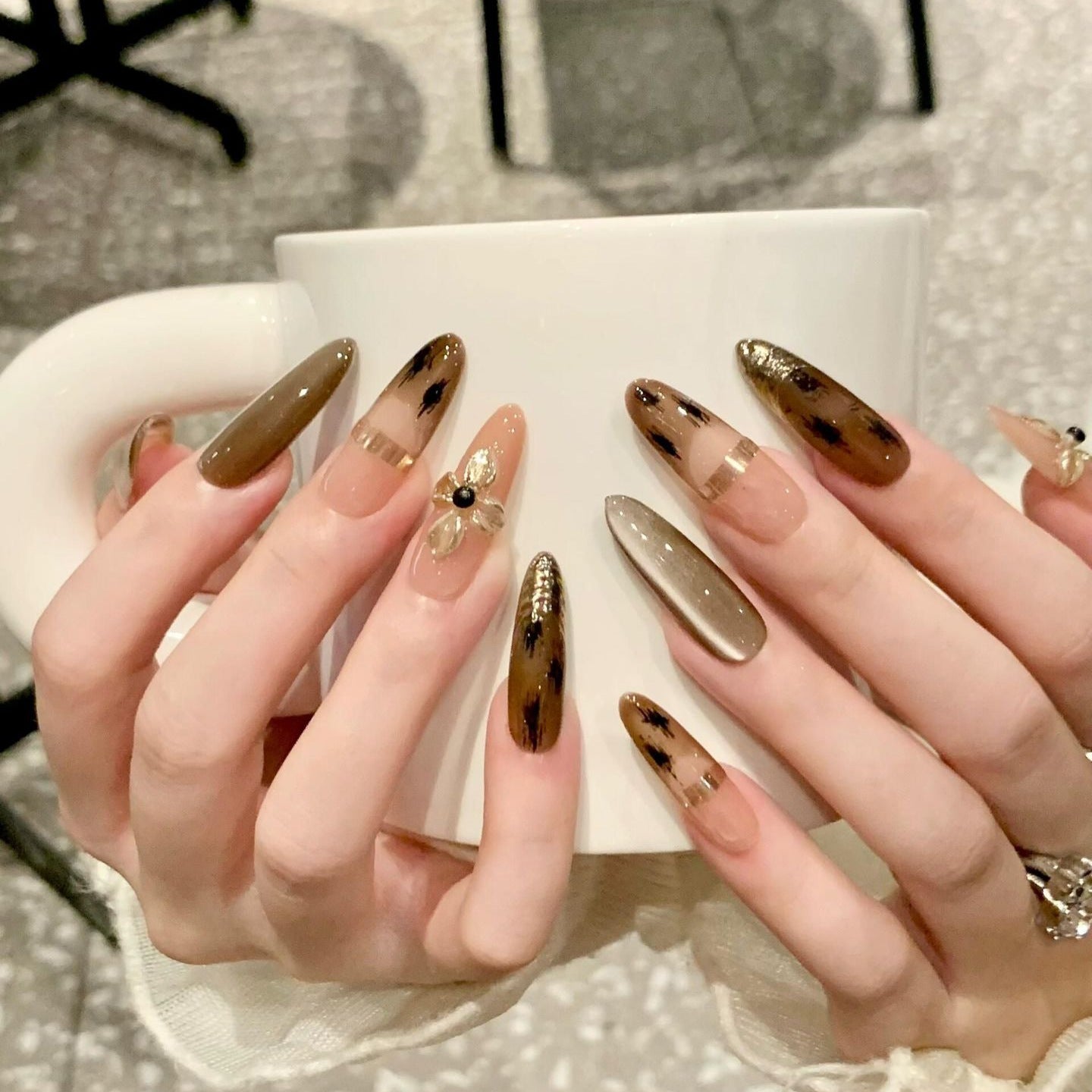 Kunstnägel mit Eleganten Goldverzierungen Brehn