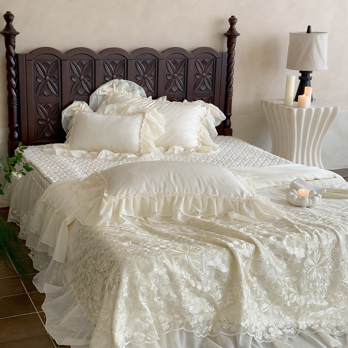 Elegante Satinbettgarnitur mit doppellagigem Chiffon‑Volant und floraler Reliefstickerei